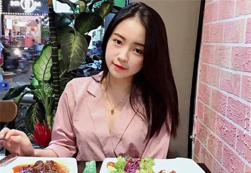 Gương mặt 'hack tuổi', cô giáo dạy tiếng Anh bị nhầm học sinh cấp 2