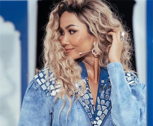 H'Hen Niê gây bất ngờ với tạo hình tóc lạ lẫm, xoăn tít vàng hoe