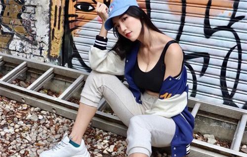 Mặc bikini chụp ảnh dưới nước, hot girl Đài Loan bị ném đá vì lý do 'lạ'