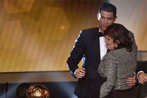 Mẹ Ronaldo: 'Mafia trong bóng đá khiến con trai tôi mất nhiều giải thưởng cá nhân'