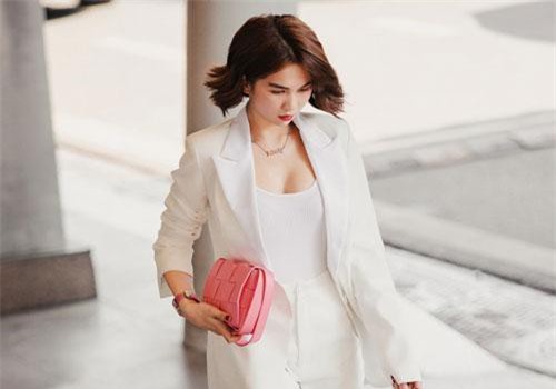 Ngọc Trinh hút ánh nhìn ở sân bay dù ăn mặc kín đáo