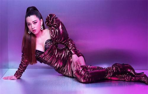 Puka khoe đường cong gợi cảm, pose dáng 'cực gắt' trong bộ ảnh mừng tuổi mới