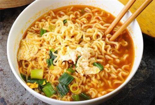 Tưởng đơn giản nhưng bạn đã biết ăn mì ăn liền đúng cách chưa?