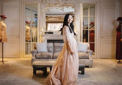 Ái nữ 19 tuổi của Lý Liên Kiệt đẹp như minh tinh, dự vũ hội của giới thượng lưu