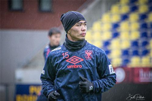 Công Phượng mặc kín mít trong buổi tập đầu mùa đông