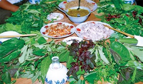 Đặc sản gỏi lá: Đúng như cái tên, toàn lá là lá có tới 60 loại lá