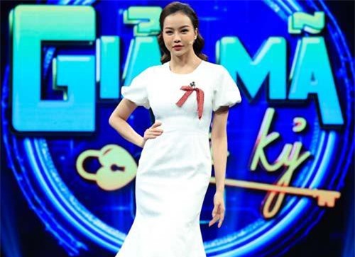 Hoa hậu làm MC nhận nhiều tin nhắn 'gạ gẫm' từ đại gia là ai?