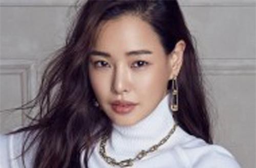 Nhan sắc rực rỡ của 'Hoa hậu đẹp nhất Hàn Quốc' Honey Lee ở tuổi U40