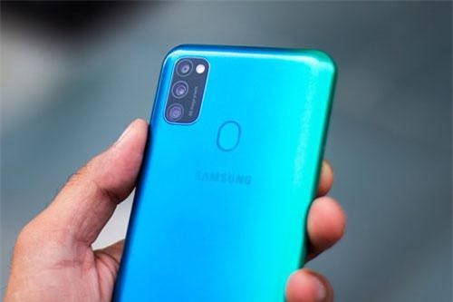 Smartphone Samsung 3 camera sau, pin 6.000 mAh lên kệ ở Việt Nam, giá 6,99 triệu