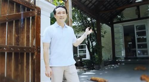 Soi nhà đẹp từ Nam ra Bắc của diễn viên Chi Bảo vừa công khai bạn gái mới