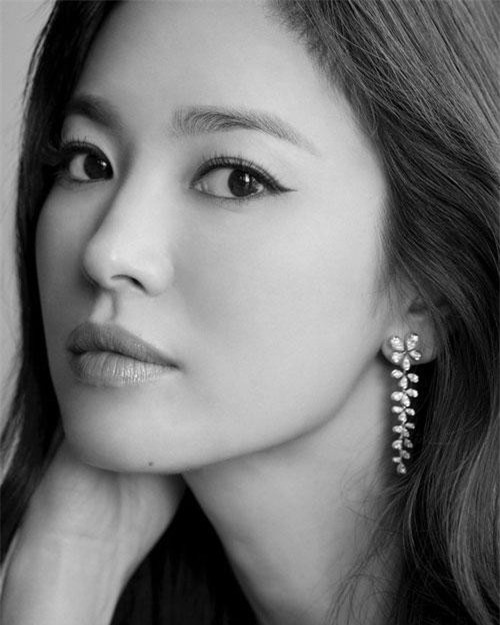 Nhìn vào bức ảnh chân dung đen trắng của Song Hye Kyo, bạn sẽ không khỏi ngỡ ngàng bởi vẻ đẹp tuyệt vời và đỉnh cao của nhan sắc cô nàng. Nếu bạn muốn tạo ra những bức ảnh chân dung đen trắng đẹp như vậy thì hãy đến với đội ngũ chuyên nghiệp của chúng tôi. Chúng tôi sẽ giúp bạn tạo ra những bức ảnh chân dung đẹp như mơ.