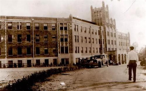 Thợ săn ma kể chuyện rùng rợn nơi 'địa ngục trần gian' của bệnh nhân lao phổi