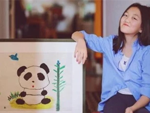 Tranh của con gái Vương Phi - Lý Á Bằng được bán đấu giá, thu về 1 triệu đô la Hong Kong