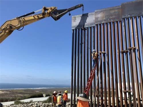 Tường biên giới Mỹ - Mexico bị bọn buôn người cưa thủng