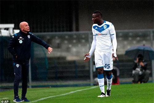 Balotelli sút bóng vào CĐV, bỏ trận đấu vì bị phân biệt chủng tộc