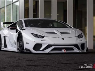 'Bộ cánh' Liberty Walk của Lamborghini Huracan đắt ngang siêu xe
