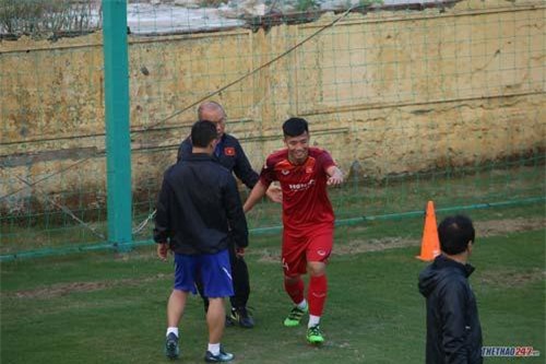 Bùi Tiến Dũng bị thầy Park nhắc nhở trên sân tập