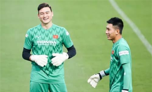 Cựu thủ môn tuyển Nigeria tự hào về Đặng Văn Lâm và Tuấn Mạnh