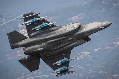 F-35 mang nhiều vũ khí ăn đứt Su-35, Su-57 Nga khi trở thành 'quái thú'