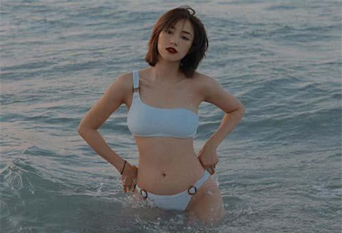 Hot girl Salim khoe ảnh diện bikini sau 20 năm gây bất ngờ