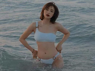 Hot girl Salim khoe ảnh diện bikini sau 20 năm gây bất ngờ