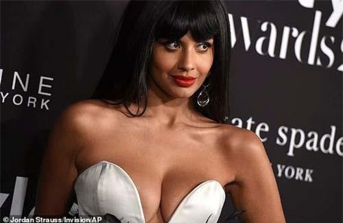 Jameela Jamil hở bạo, lộ gần trọn vòng 1 đi sự kiện gây choáng