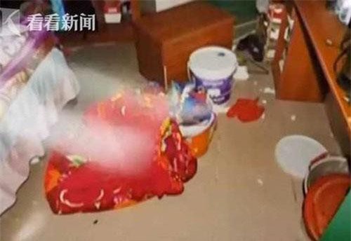 Nghi ngờ vợ ngoại tình, người bố trẻ giận dữ làm một hành động trả đũa khiến tính mạng con ruột gặp nguy hiểm