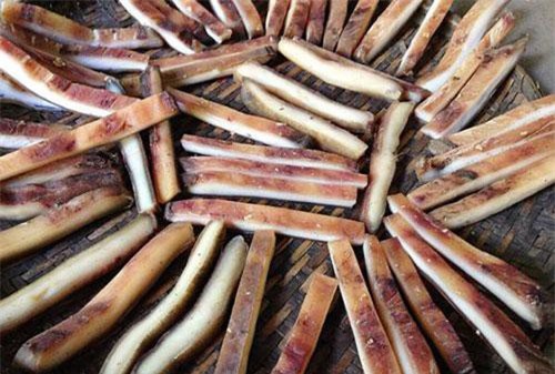 'Rùng mình' với đặc sản da trâu thối của đồng bào Tây Bắc