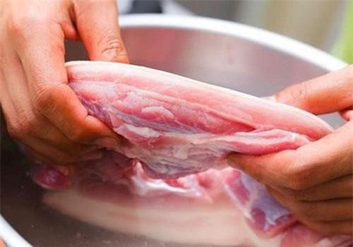 Sai lầm khi chế biến thịt lợn 'rước bệnh' vào người chị em cần loại bỏ ngay