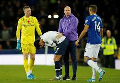 Vào bóng khiến đối thủ gãy chân, Son Heung-min nhận thẻ đỏ rời sân trong nước mắt