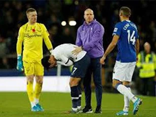 Vào bóng khiến đối thủ gãy chân, Son Heung-min nhận thẻ đỏ rời sân trong nước mắt