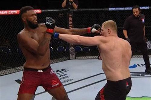 Võ sĩ Nga ra đòn như vũ bão 'tẩn' đối thủ tơi tả