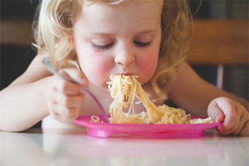 Cách ăn mì tôm để trẻ em không bị thiếu chất dinh dưỡng