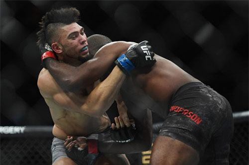 Cận cảnh pha ra đòn đáng sợ khiến võ sĩ Brazil 'tả tơi'