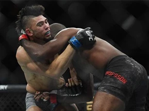 Cận cảnh pha ra đòn đáng sợ khiến võ sĩ Brazil 'tả tơi'