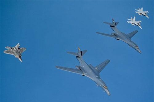 Choáng với đội hình máy bay ném bom Mỹ vừa đến Trung Đông