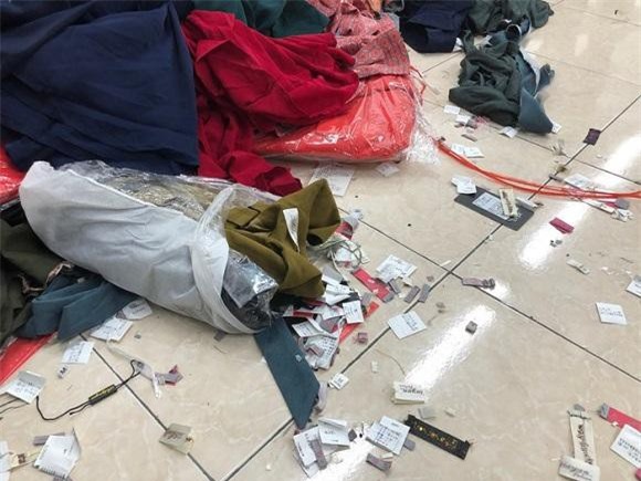 Hà Nội: Phát hiện 4 tấn quần áo đang được đổi nhãn thành 'made in Việt Nam'