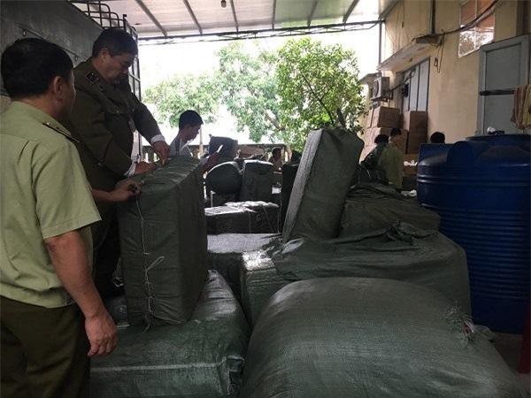 Hà Tĩnh: Bắt giữ ô tô chở hàng ngàn sản phẩm nhái các thương hiệu nổi tiếng thế giới