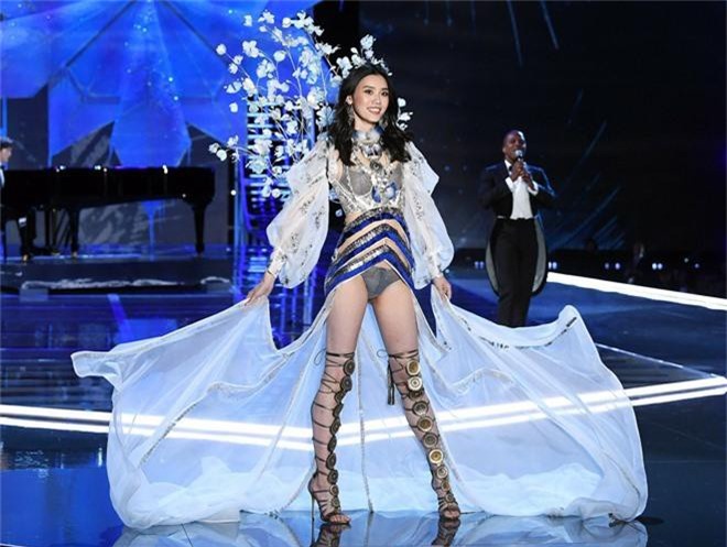 Vừa sinh con trai, thiên thần Victoria's Secrect được bố chồng thưởng nóng hơn 300 tỷ và tặng biệt thự