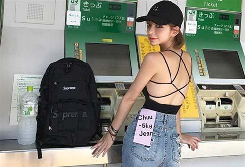 Gái trẻ khoe trọn lưng trần đi rút tiền, quay mặt lại khiến ai cũng bất ngờ