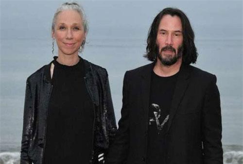 Keanu Reeves muốn chia sẻ đời mình với bạn gái mới