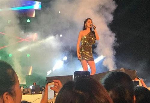 Khi khán giả xông lên sân khấu tìm con, đòi vàng, đánh cả sao Việt