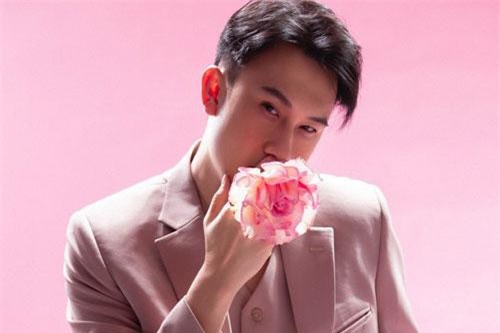 Hóa 'hoàng tử hoa', Dương Triệu Vũ 'hớp hồn' người xem với phong cách ngọt ngào