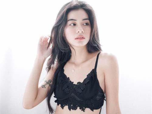 Mẫu nội y gợi cảm vướng nghi vấn hẹn hò Quốc Thiên là ai?