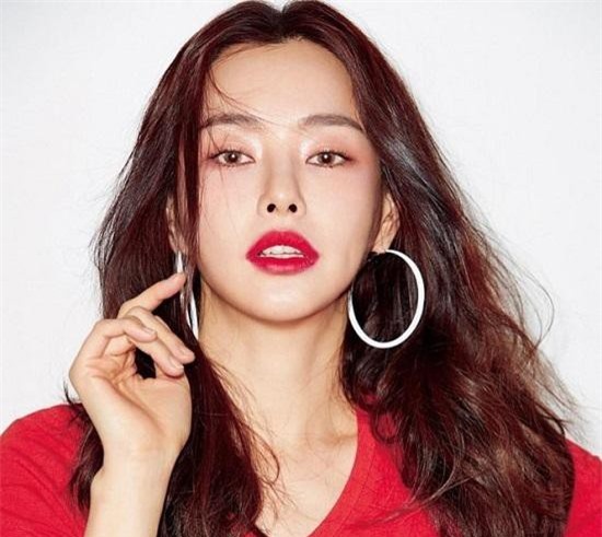 Nhan sắc rực rỡ của 'Hoa hậu đẹp nhất Hàn Quốc' Honey Lee ở tuổi U40