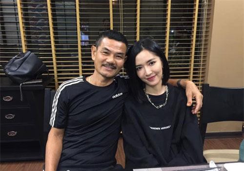 Sau sự cố bị giật mic trên sân khấu, Bích Phương đưa Tiên Cookie về nhà sum họp cùng bố mẹ