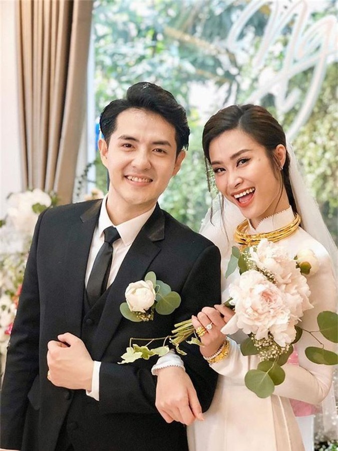 Diện áo dài giản dị, Đông Nhi đẹp xuất thần trong lễ rước dâu - Ảnh 1. Diện áo dài giản dị, Đông Nhi đẹp xuất thần trong lễ rước dâu - Ảnh 1.