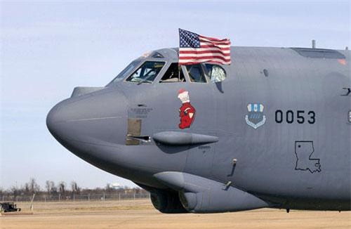 Máy bay B-52 Mỹ nghi rơi cửa sổ khi tập trận thị uy trước Nga