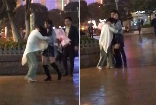 Đang tỏ tình với bạn gái mới, chàng trai bị bạn gái cũ đến phá đám