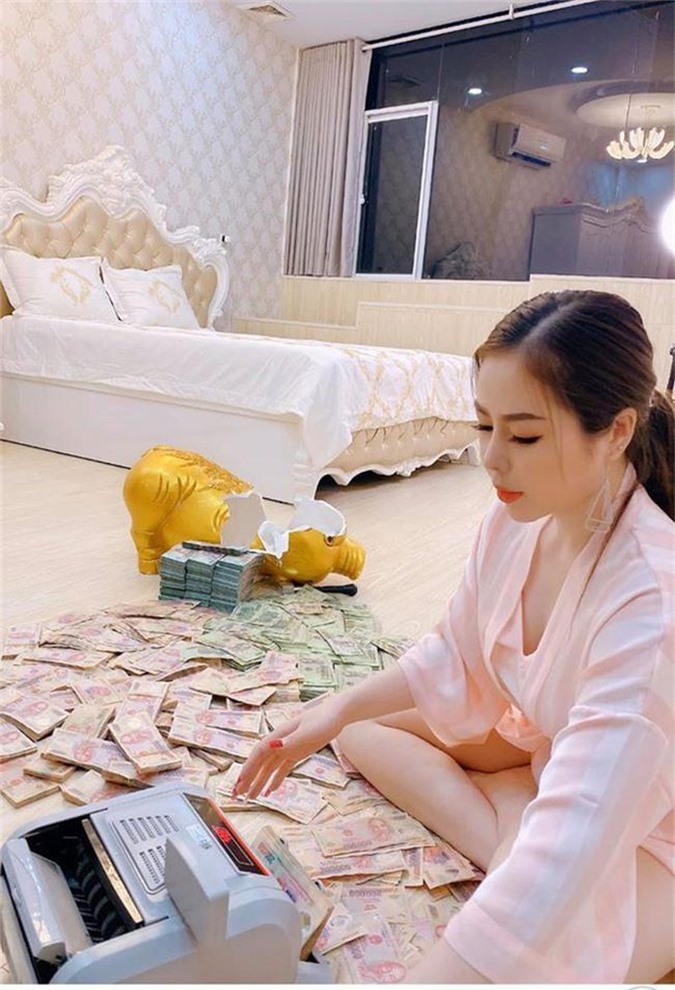 Gái xinh Sài Gòn đập lợn tiết kiệm 11 tháng được 2,8 tỷ nhưng dân tình lại ngay lập tức nhìn ra điểm sai quá sai - Ảnh 3. Gái xinh Sài Gòn đập lợn tiết kiệm 11 tháng được 2,8 tỷ nhưng dân tình lại ngay lập tức nhìn ra điểm sai quá sai - Ảnh 3.